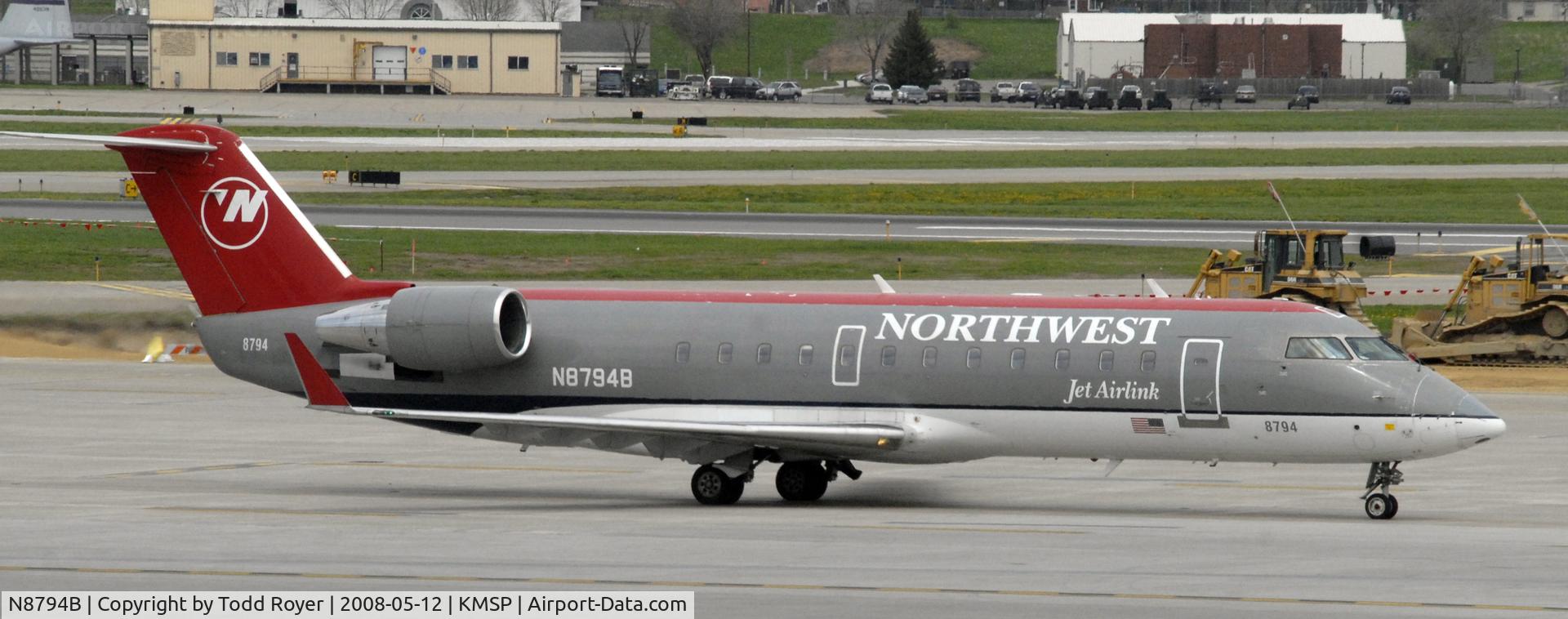 N8794B, 2003 Bombardier CRJ-200 (CL-600-2B19) C/N 7794, Taxi to gate