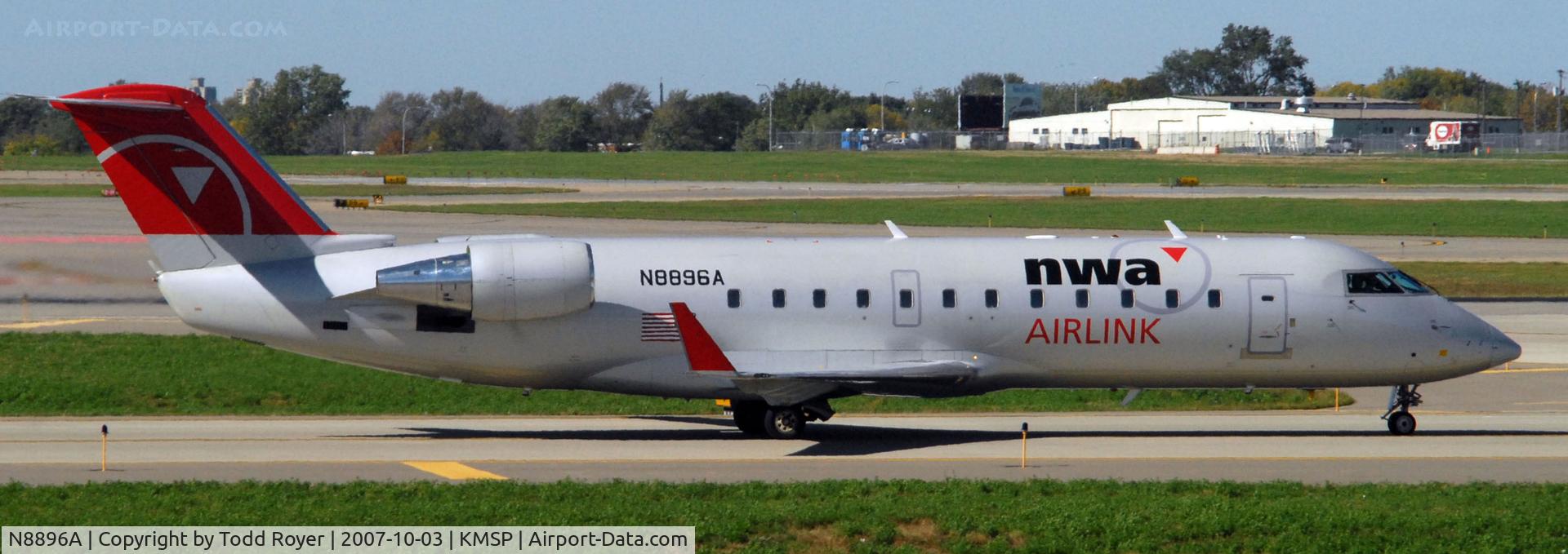 N8896A, 2004 Bombardier CRJ-200LR (CL-600-2B19) C/N 7896, Taxi to gate