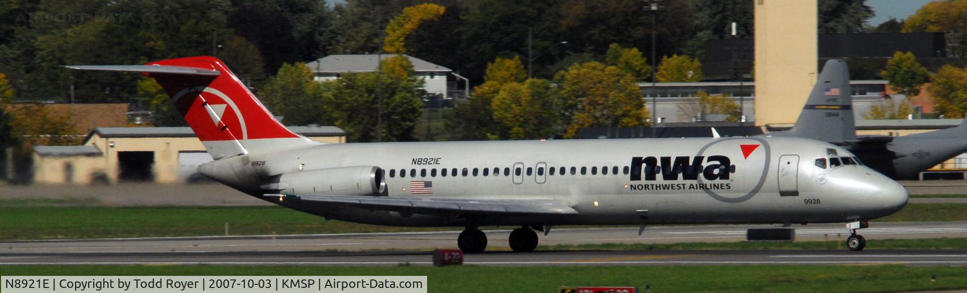 N8921E, 1967 Douglas DC-9-31 C/N 45836, Departing MSP on 12L