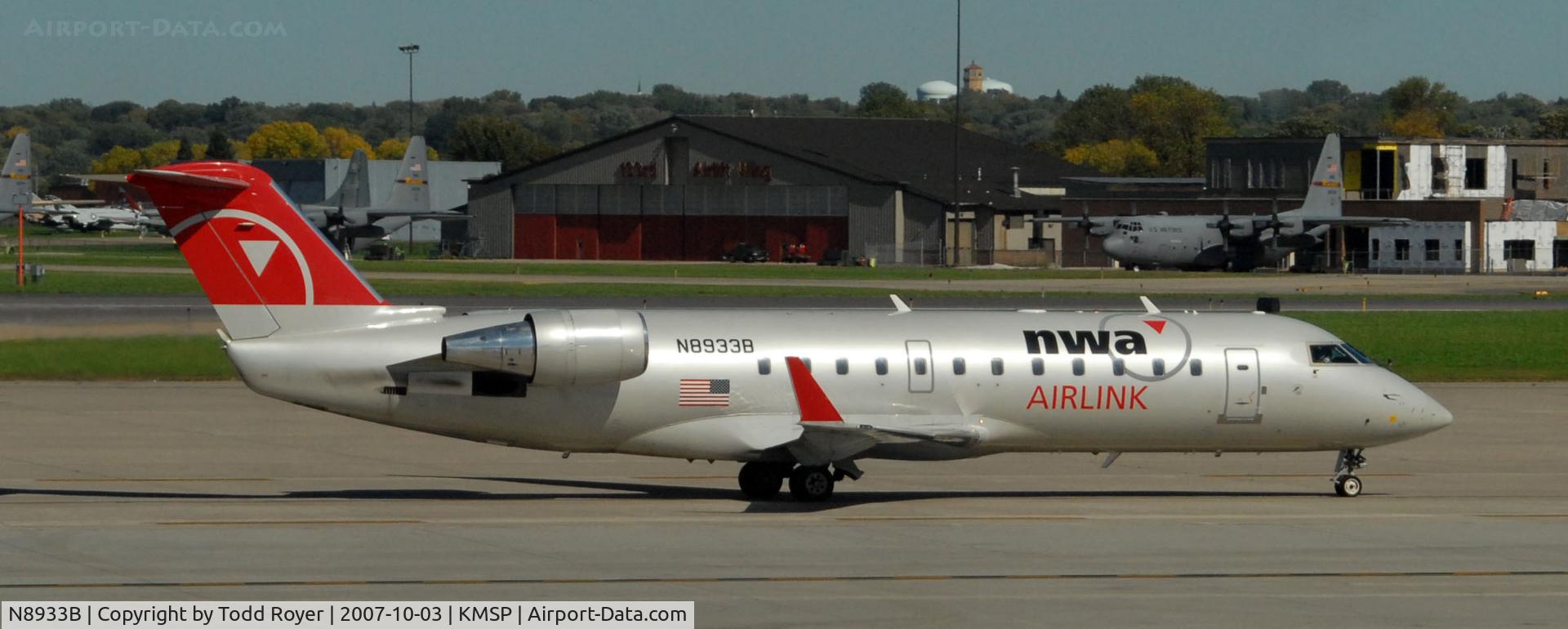 N8933B, 2004 Bombardier CRJ-200 (CL-600-2B19) C/N 7933, Taxi to gate