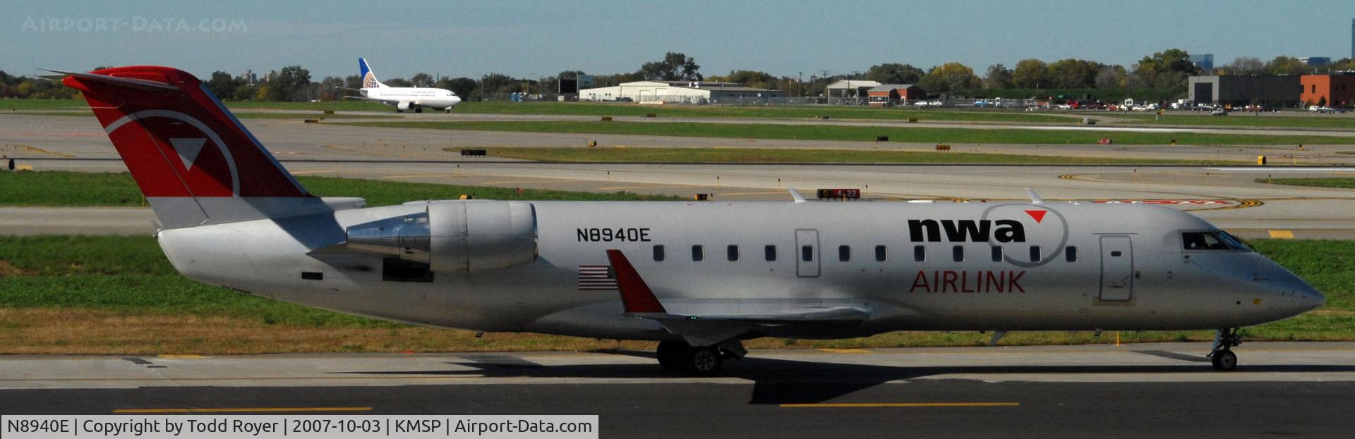N8940E, 2004 Bombardier CRJ-200 (CL-600-2B19) C/N 7940, Taxi to gate