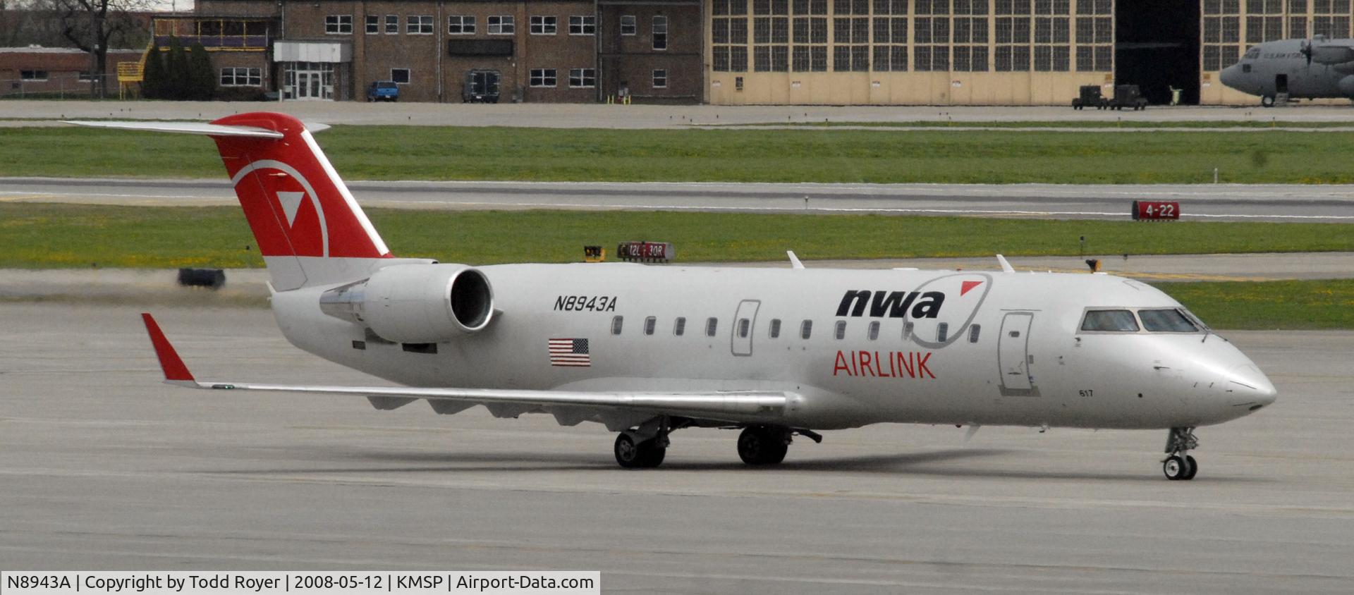 N8943A, 2004 Bombardier CRJ-200 (CL-600-2B19) C/N 7943, Taxi to gate