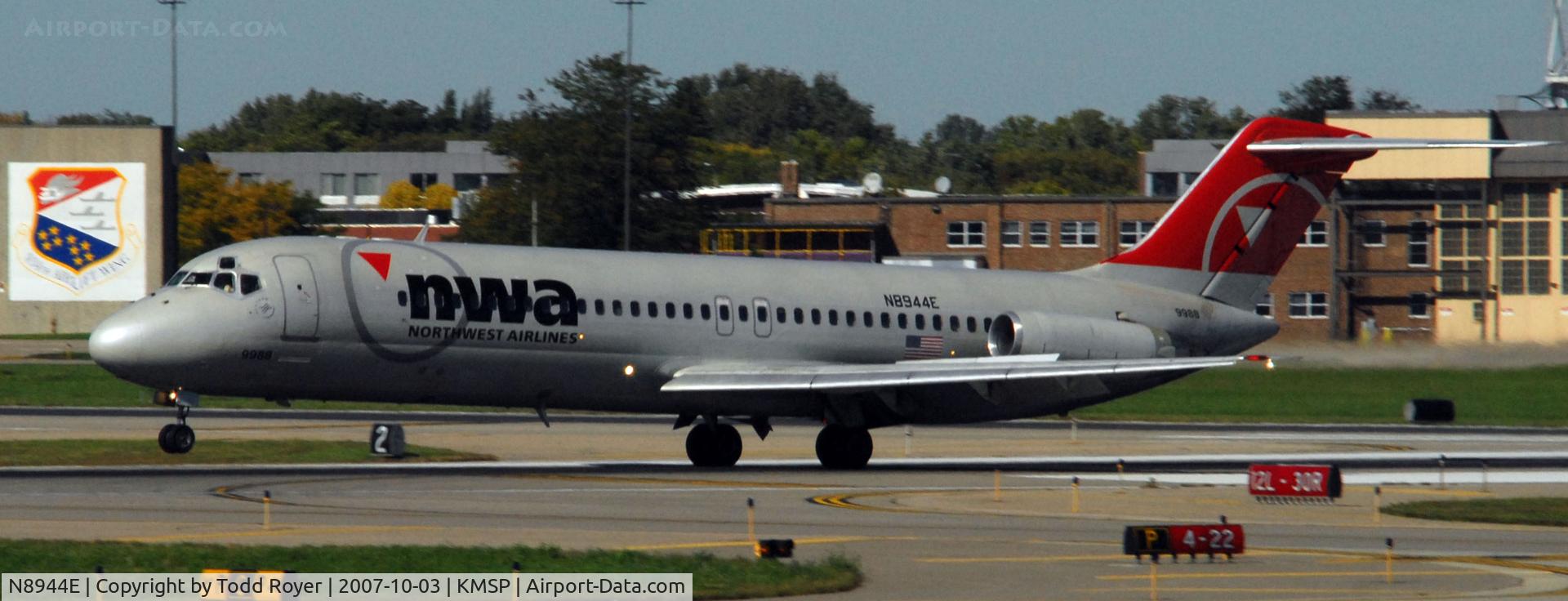 N8944E, 1968 Douglas DC-9-31 C/N 47167, Landing Runway 22 at MSP