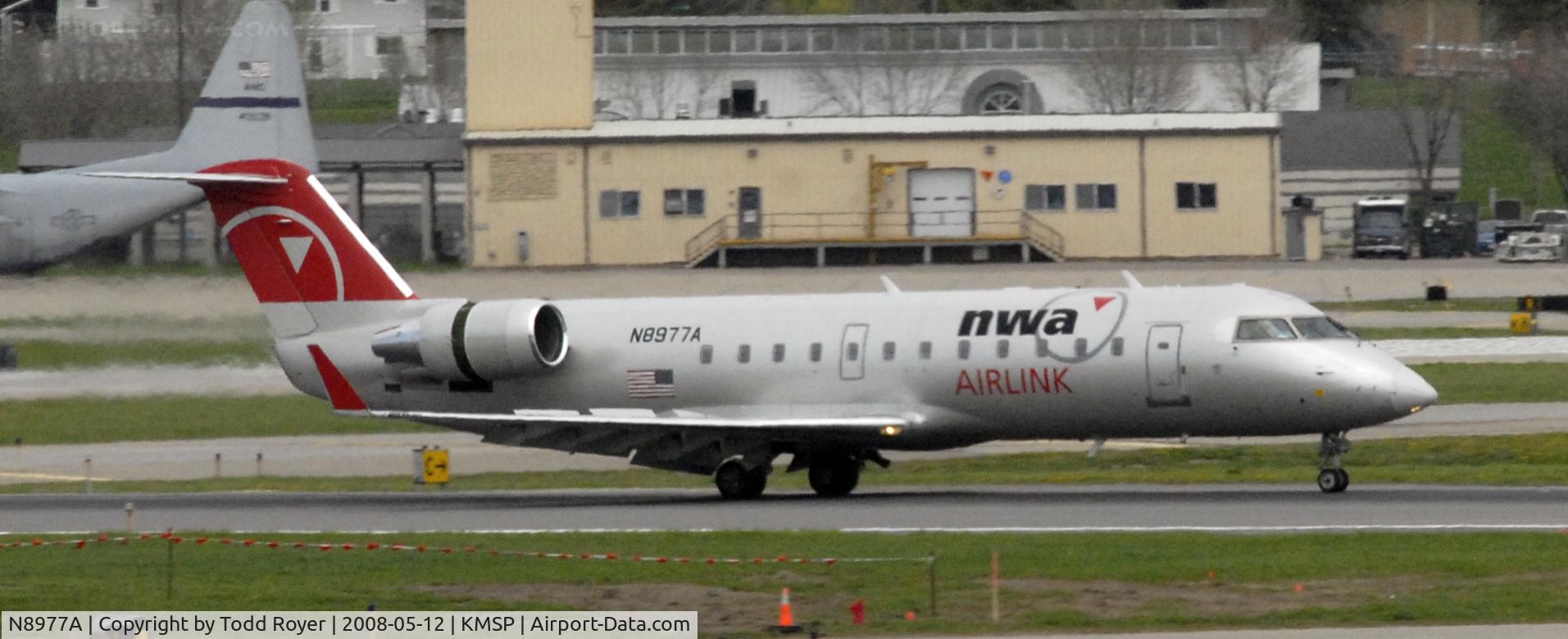 N8977A, 2004 Canadair CRJ-440 (CL-600-2B19) Regional Jet C/N 7977, Landing Runway 12L at MSP