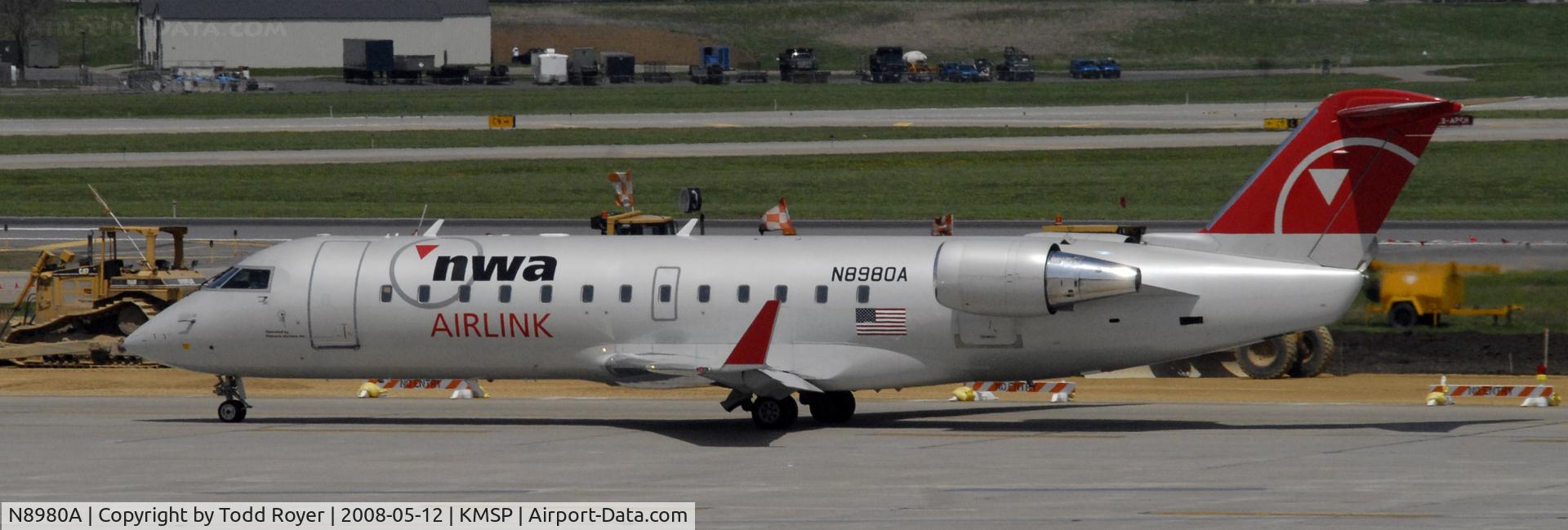 N8980A, 2004 Bombardier CRJ-200 (CL-600-2B19) C/N 7980, Taxi for departure