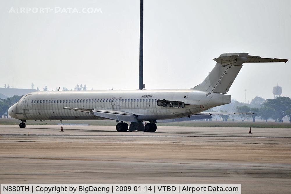 N880TH, McDonnell Douglas DC-9-87 C/N 49466, Parked just next to N820TH at VTBD