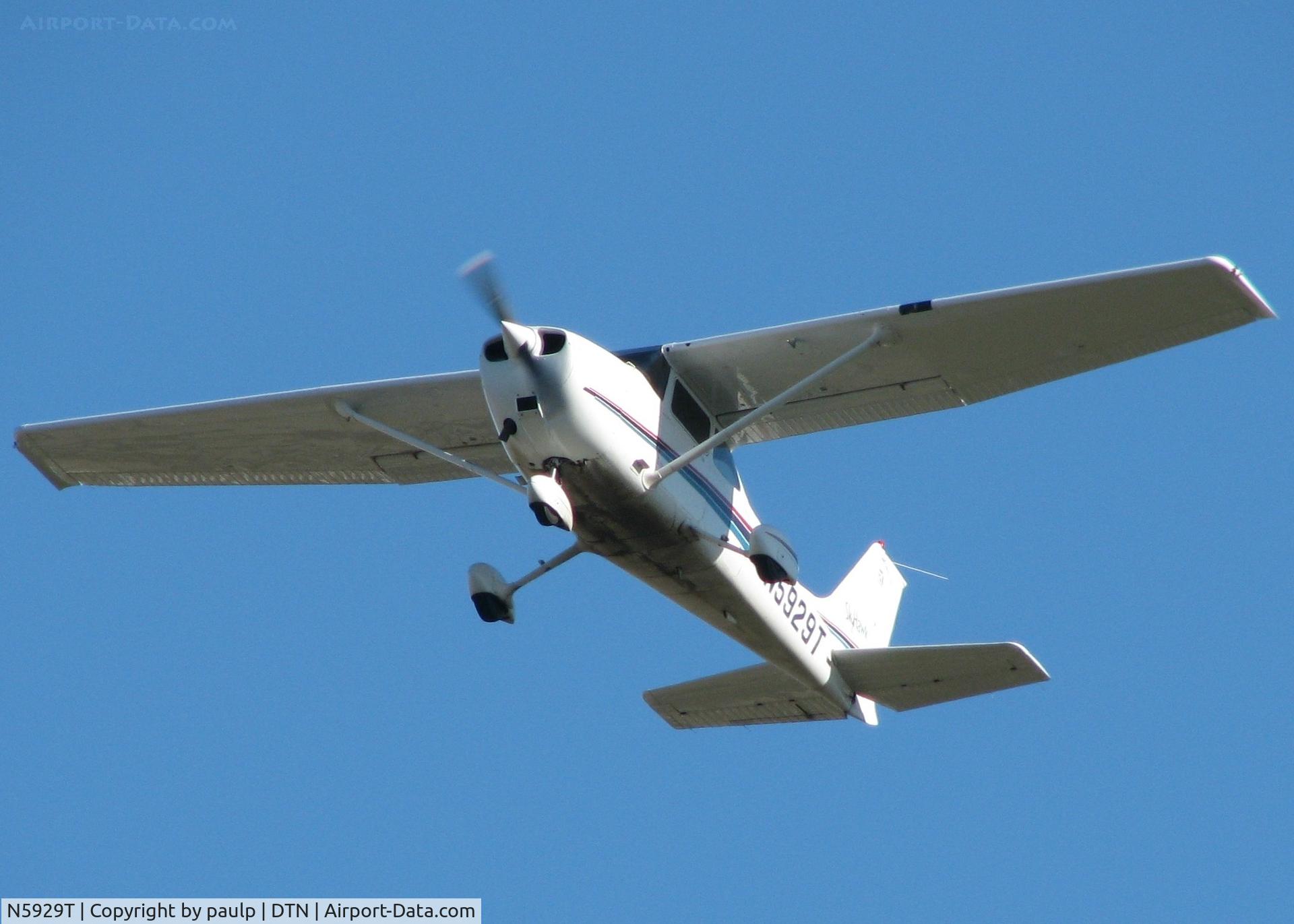 N5929T, 2002 Cessna 172R C/N 17281105, Taking off from Downtown Shreveport.