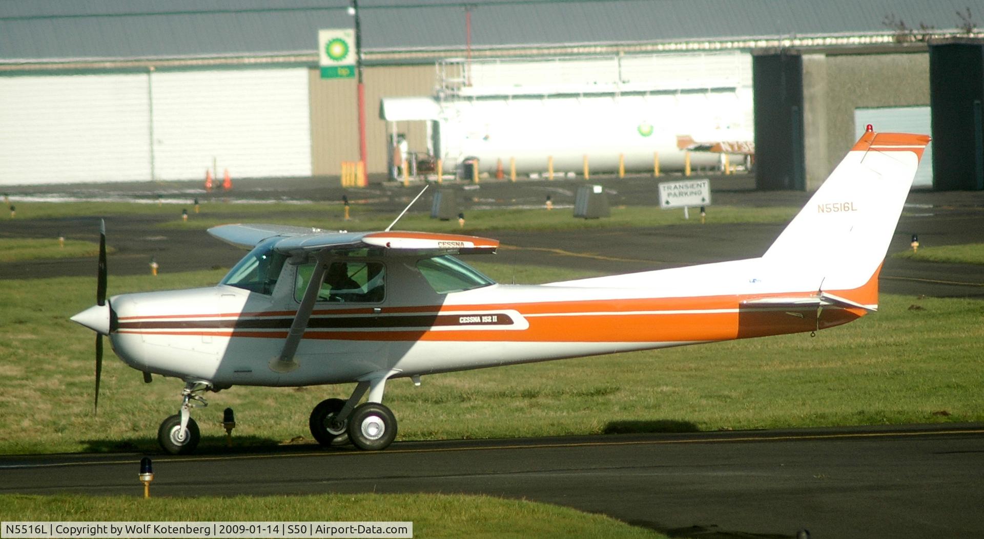 N5516L, 1980 Cessna 152 C/N 15284329, rolling towards the active