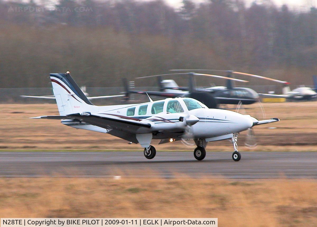 N28TE, 2000 Raytheon Aircraft Company 58 C/N TH-1951, HAVING TROUBLE WITH THE CROSS WIND RWY 25