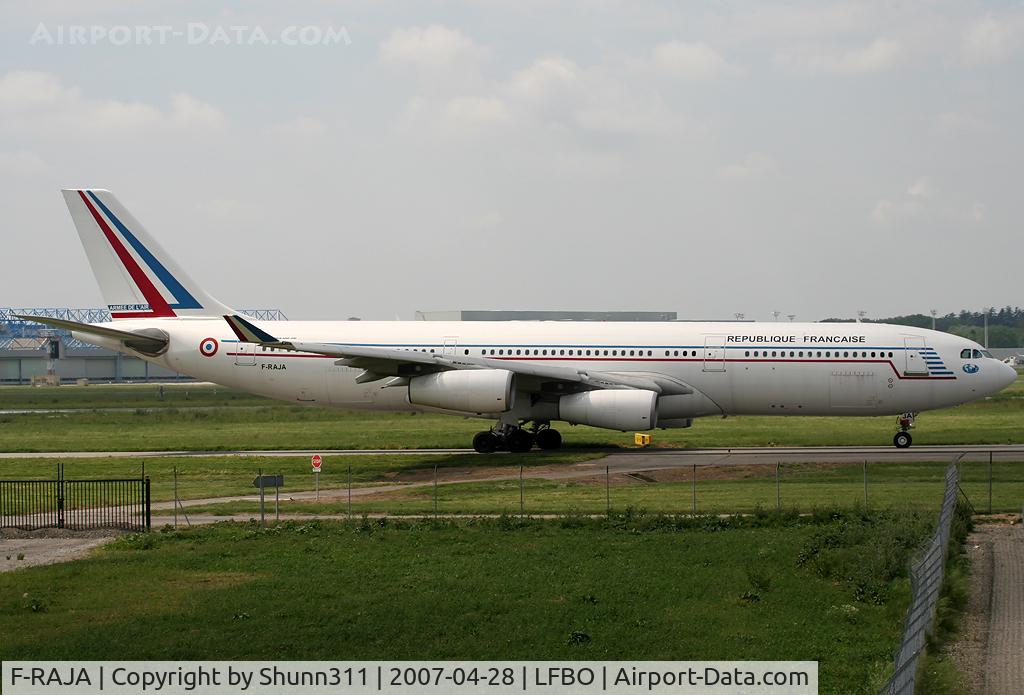 F-RAJA, 1995 Airbus A340-212 C/N 075, Rolling holding point rwy 14L for departure...