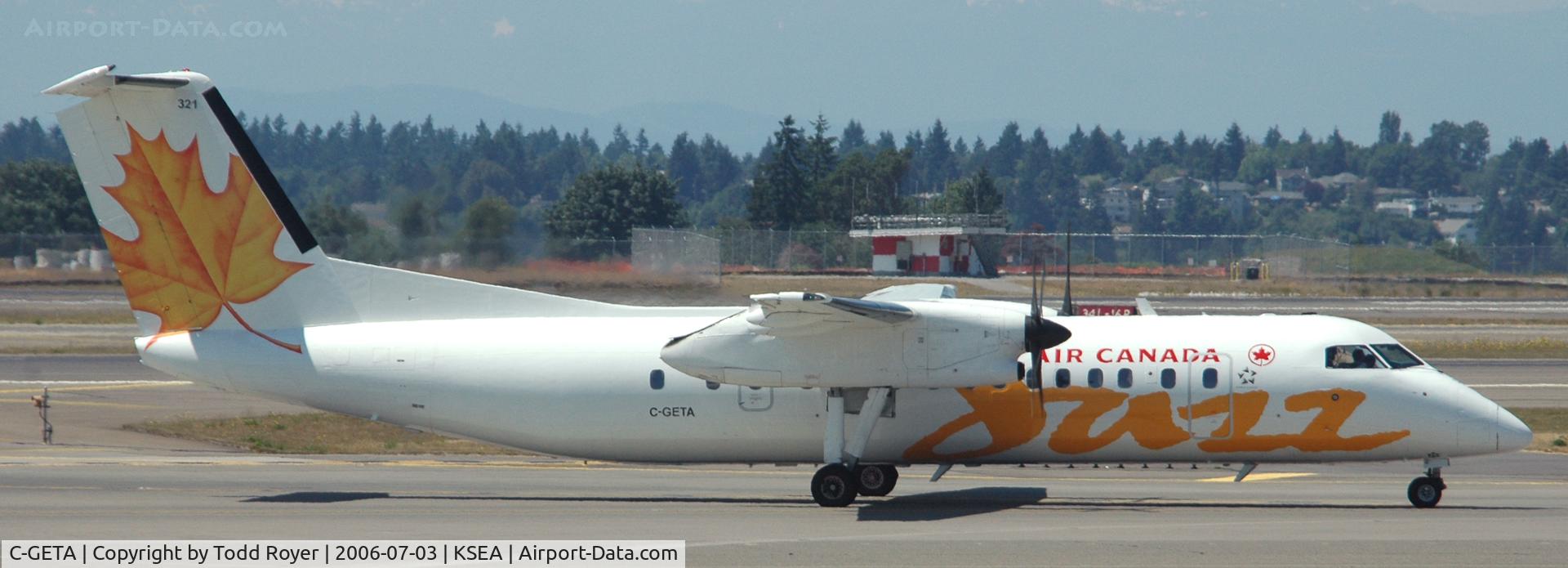 C-GETA, 1989 De Havilland Canada DHC-8-301 Dash 8 C/N 186, Taxi to gate