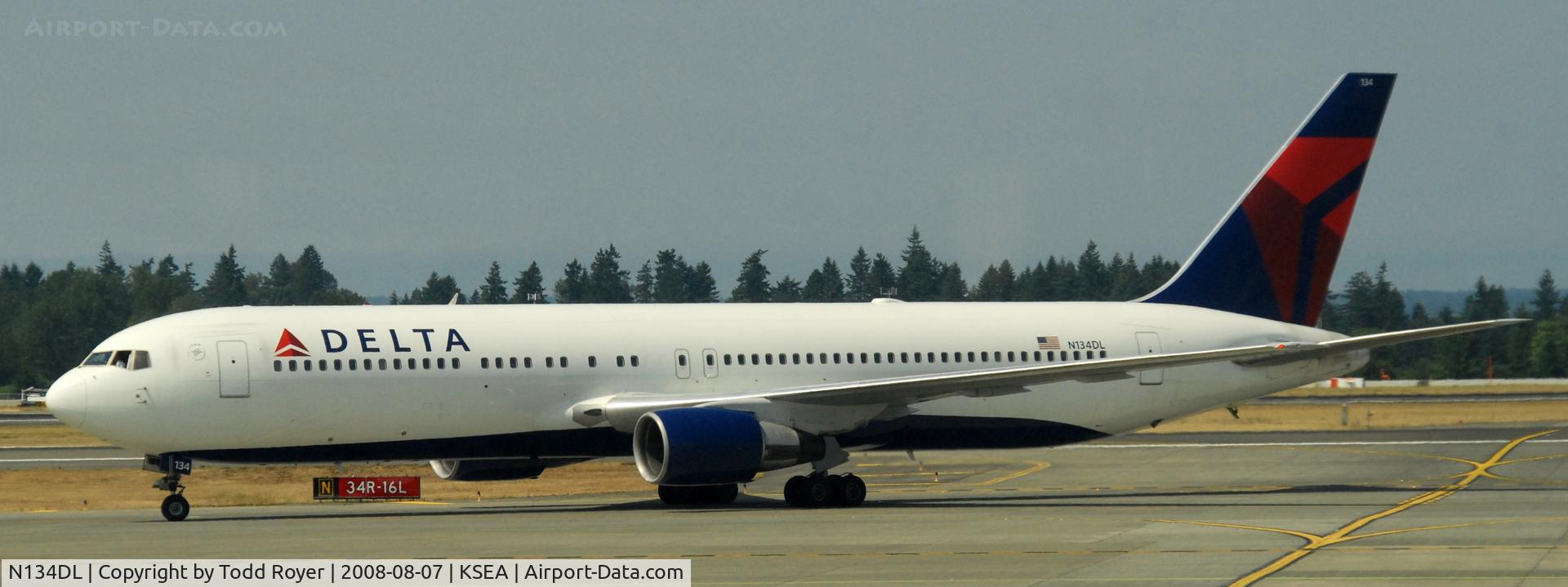 N134DL, 1991 Boeing 767-332 C/N 25123, Taxi to gate