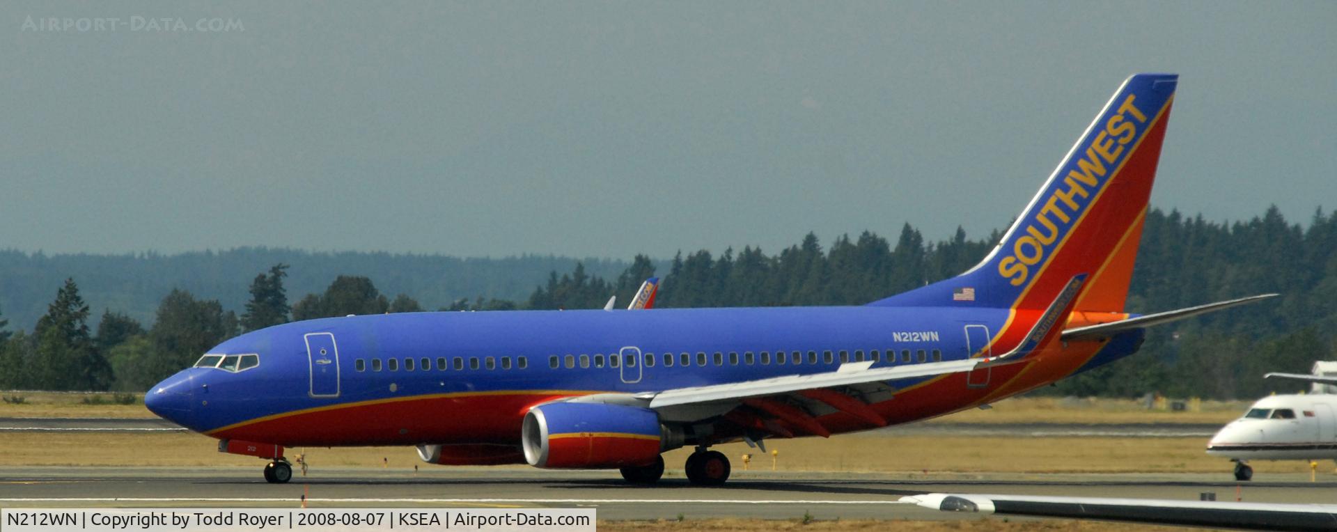 N212WN, 2005 Boeing 737-7H4 C/N 32485, Taxi to gate