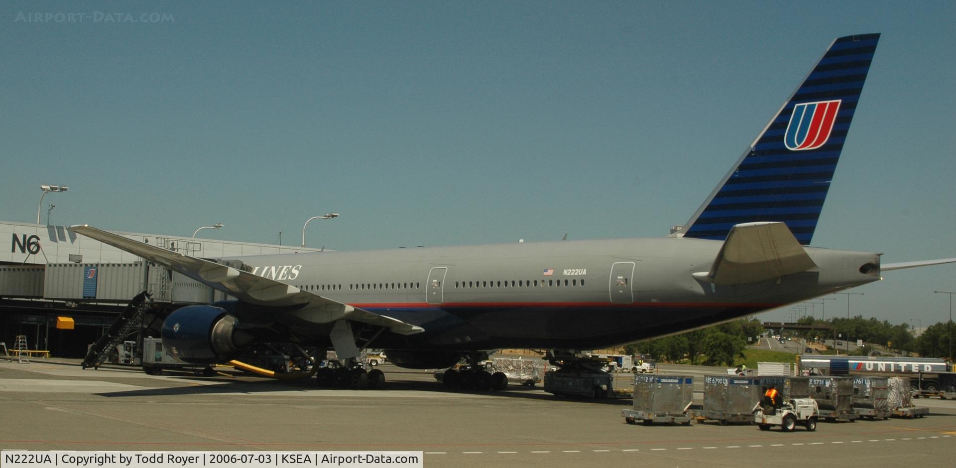 N222UA, 2001 Boeing 777-222 C/N 30553, Preparing for departure