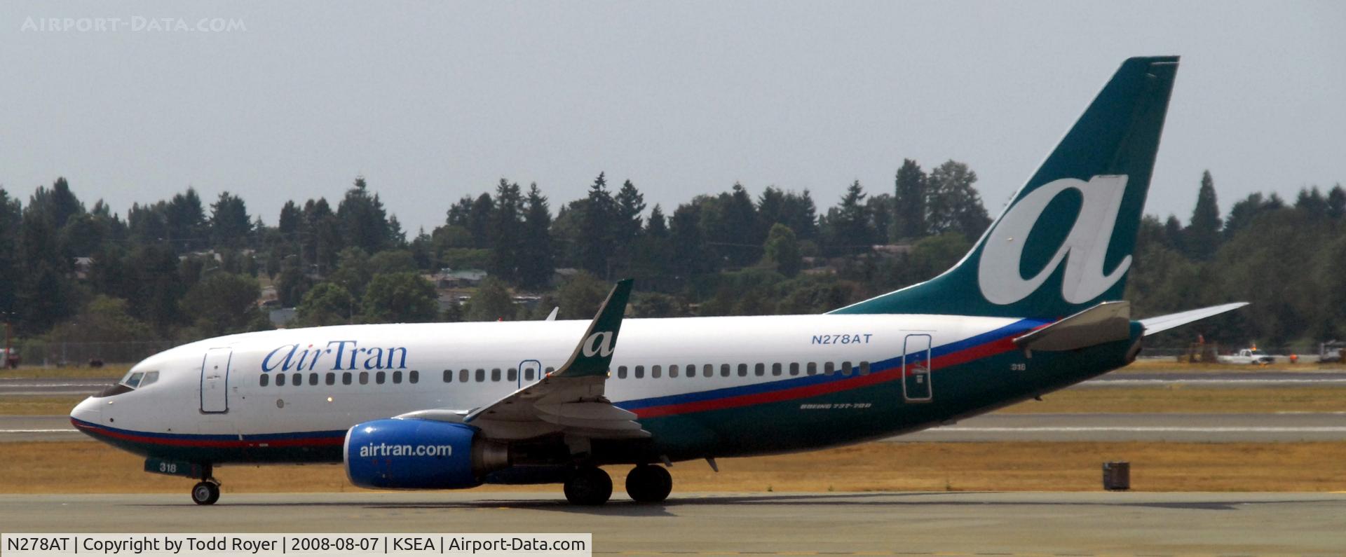 N278AT, 2005 Boeing 737-76N C/N 32665, Taxi to gate