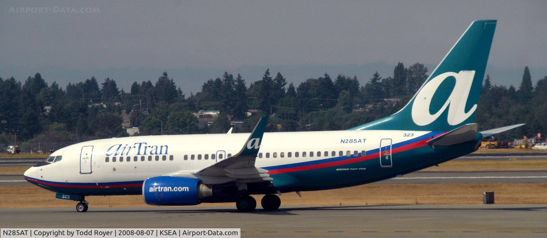 N285AT, 2006 Boeing 737-76N C/N 32670, Taxi to gate