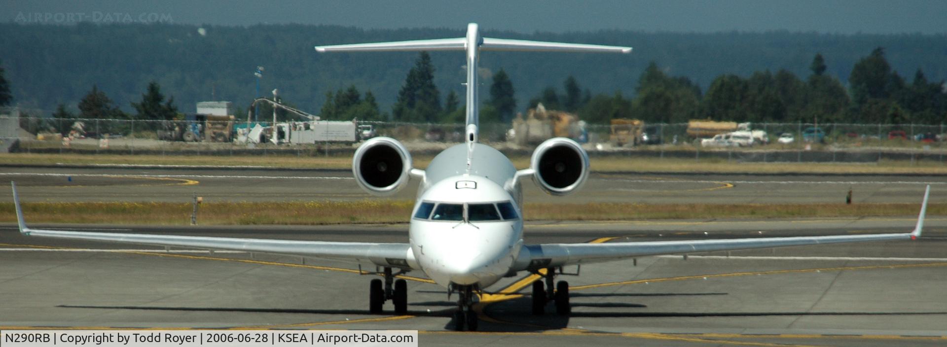 N290RB, 2001 Canadair CRJ-700 (CL-600-2C10) Regional Jet C/N 10029, Taxi to gate