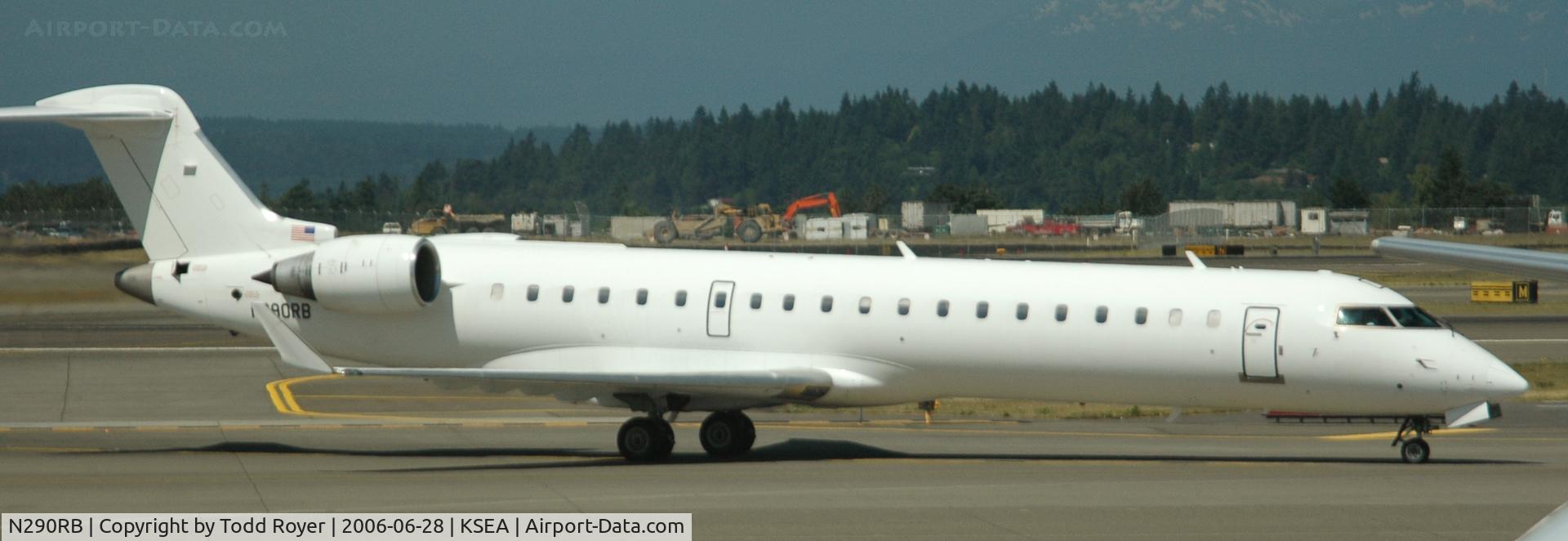 N290RB, 2001 Canadair CRJ-700 (CL-600-2C10) Regional Jet C/N 10029, Taxi to gate