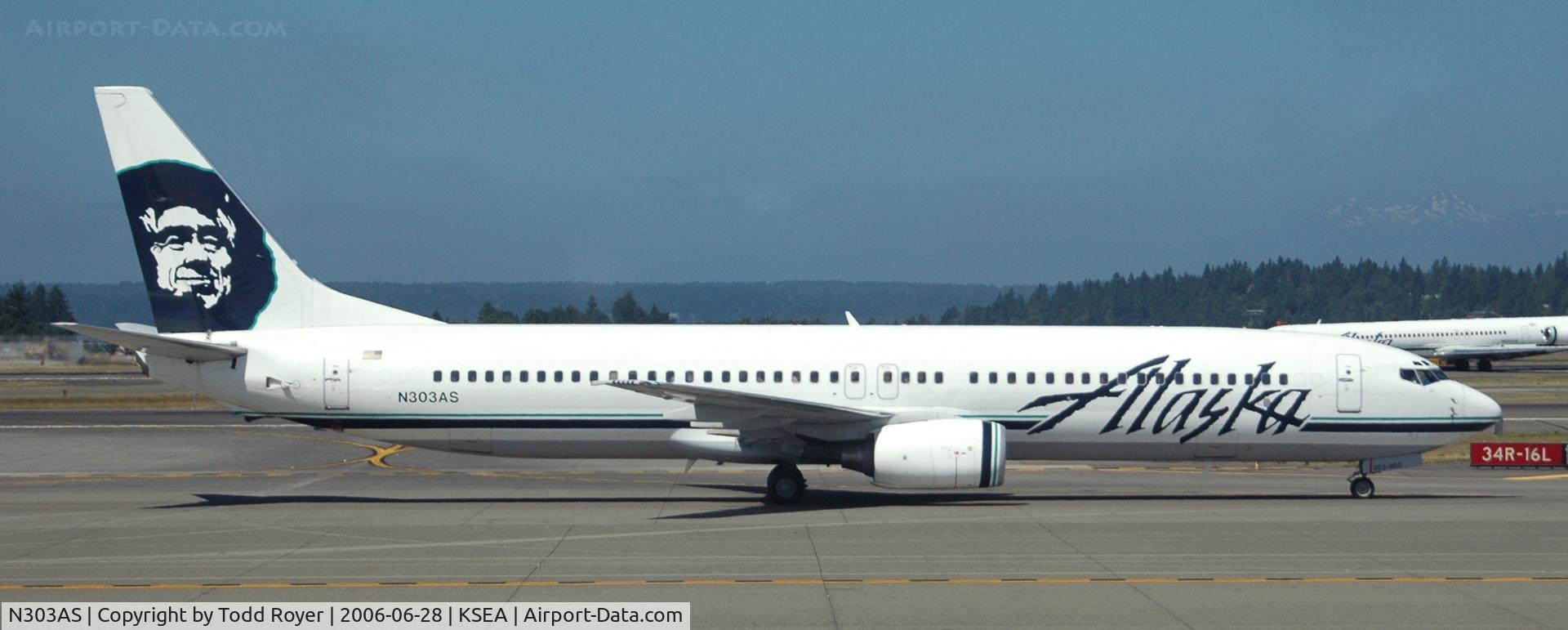 N303AS, 2001 Boeing 737-990 C/N 30016, Taxi to gate
