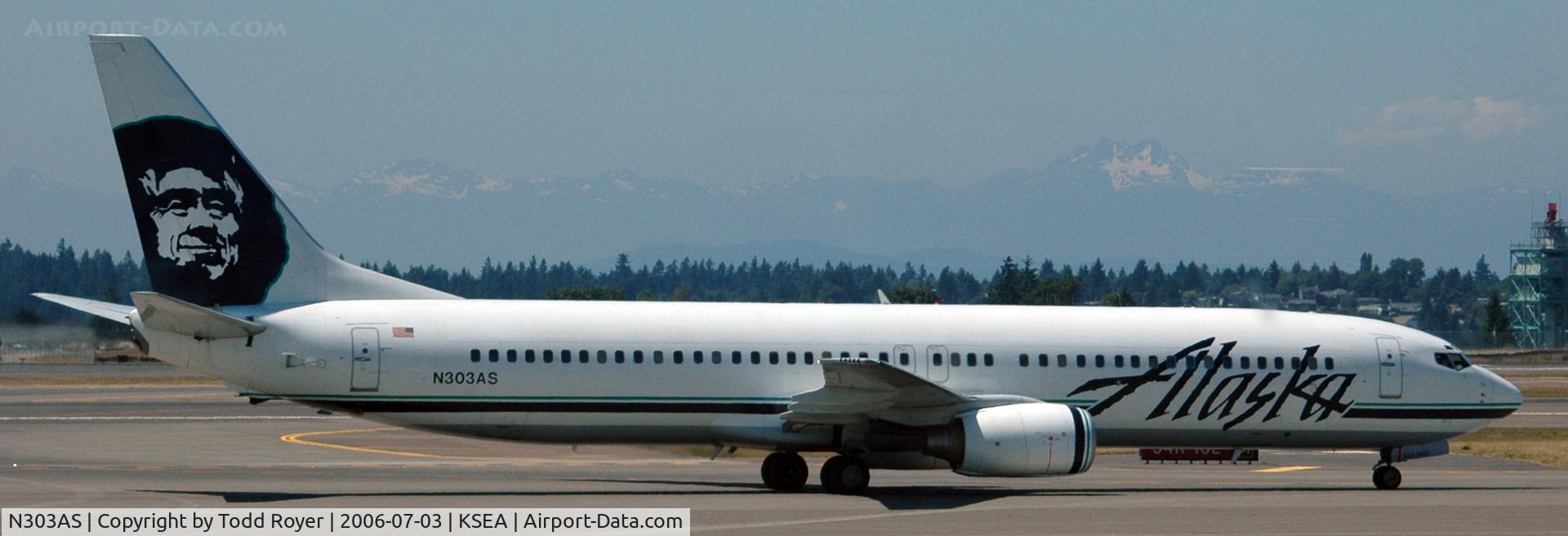 N303AS, 2001 Boeing 737-990 C/N 30016, Taxi to gate