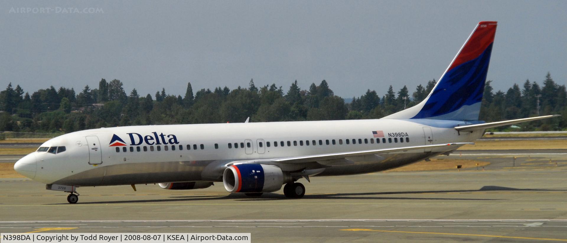 N398DA, 2000 Boeing 737-832 C/N 30774, Taxi to gate