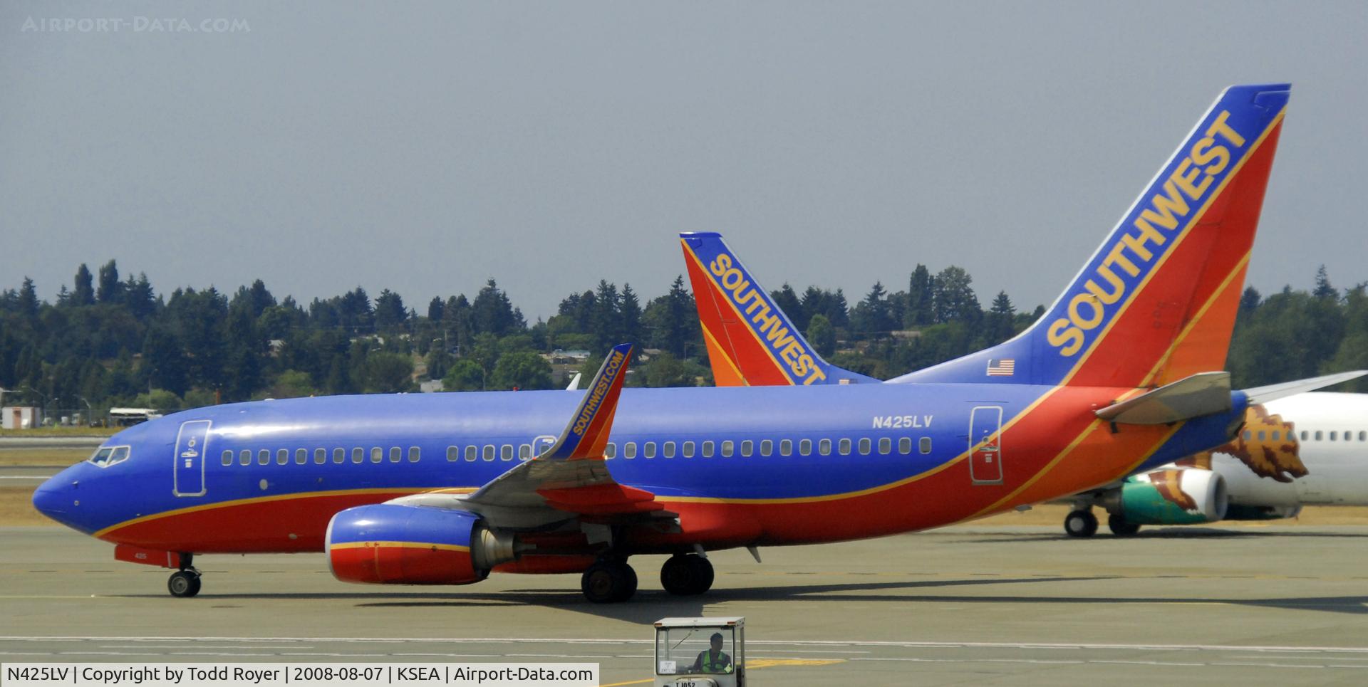 N425LV, 2002 Boeing 737-7H4 C/N 29829, Taxi to gate