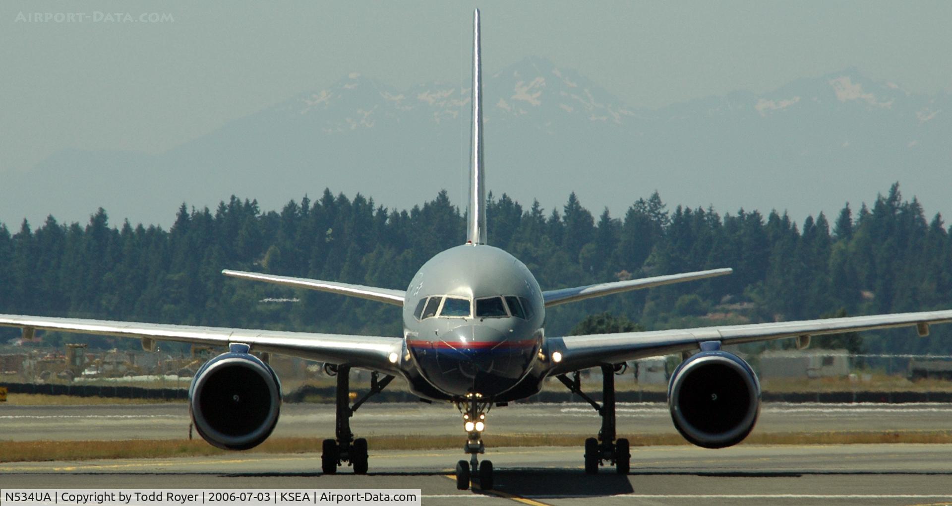 N534UA, 1991 Boeing 757-222F C/N 25129, Taxi to gate
