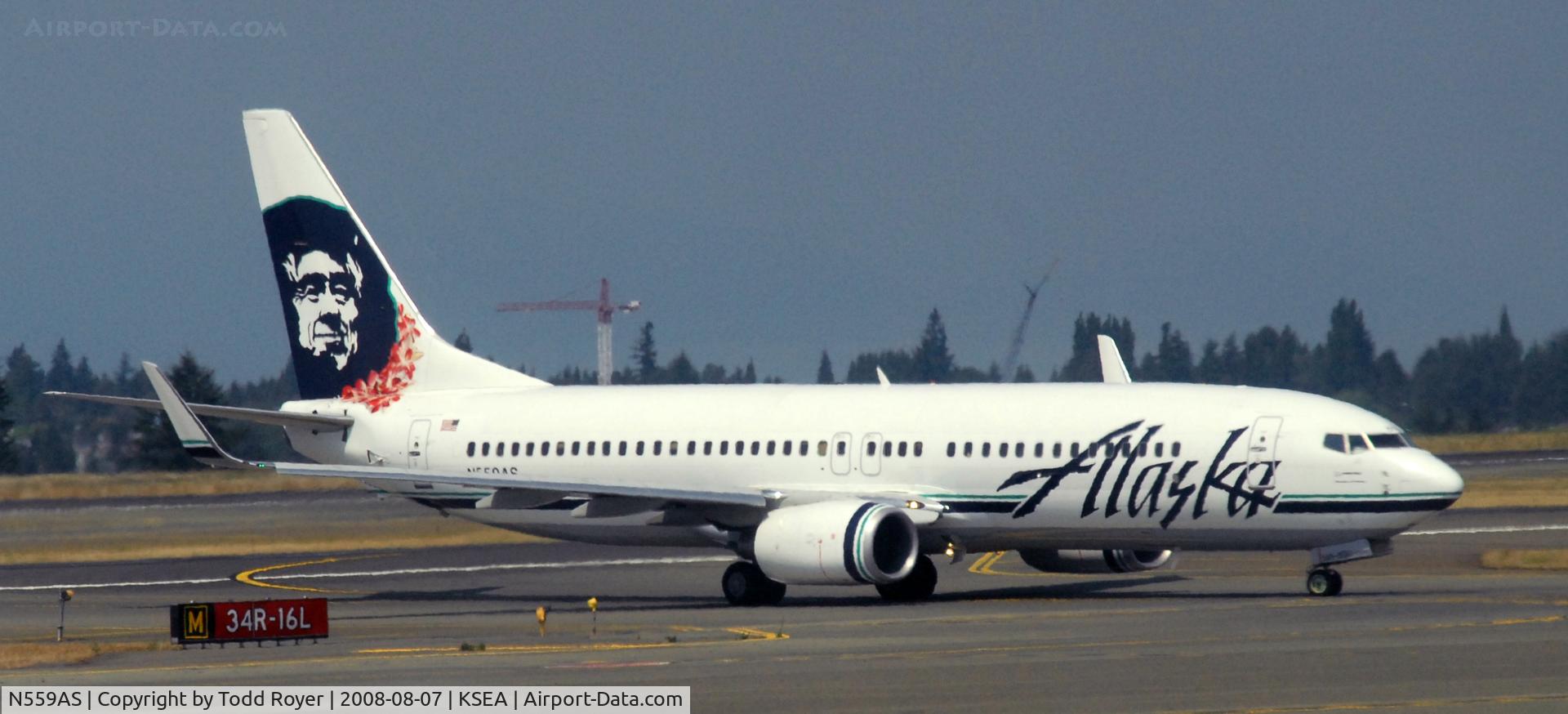 N559AS, 2006 Boeing 737-890 C/N 35178, Taxi to gate