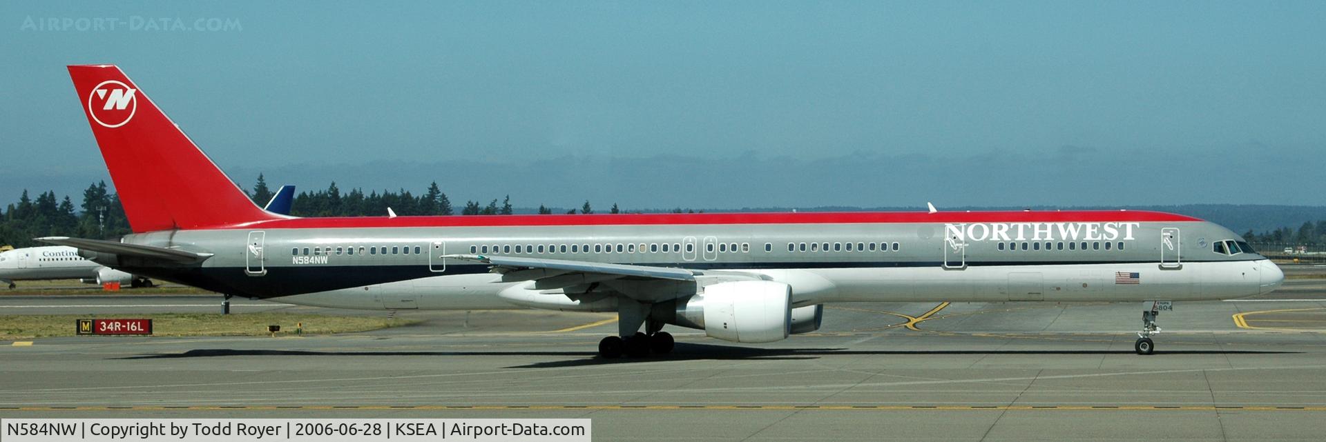 N584NW, 2002 Boeing 757-351 C/N 32984, Taxi for departure