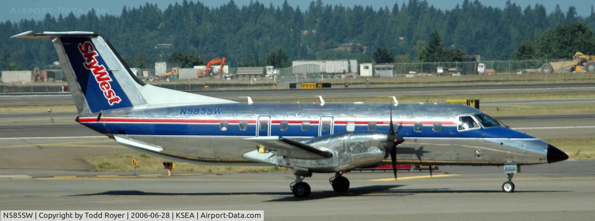 N585SW, 1999 Embraer EMB-120ER Brasilia C/N 120353, Taxi to gate
