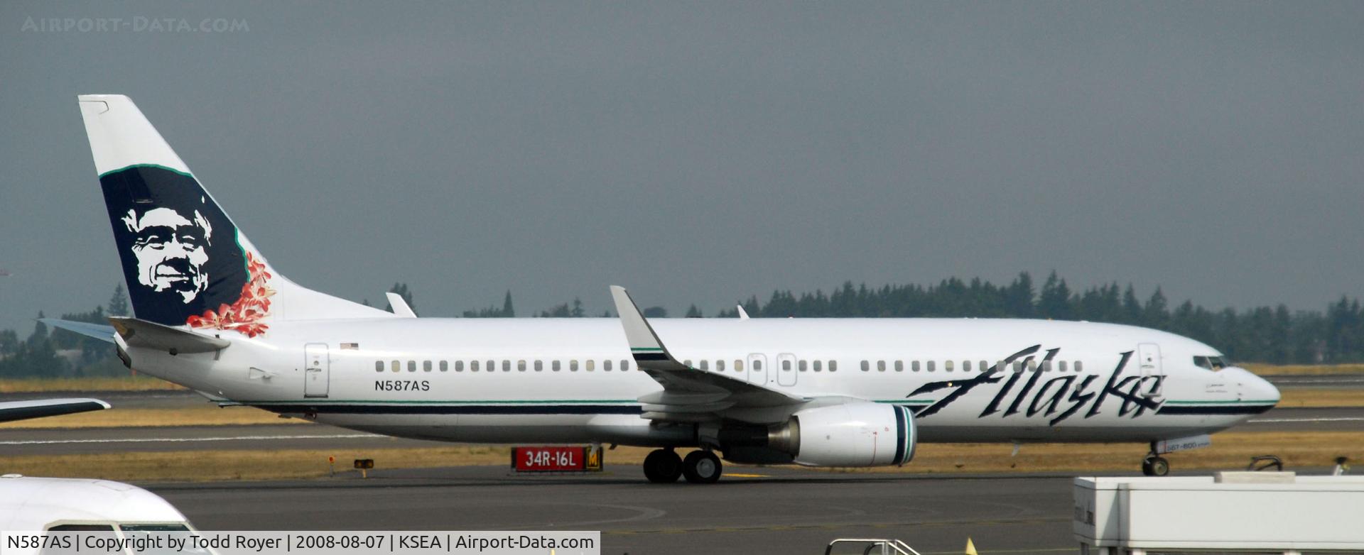 N587AS, 2007 Boeing 737-890 C/N 35684, Taxi to gate
