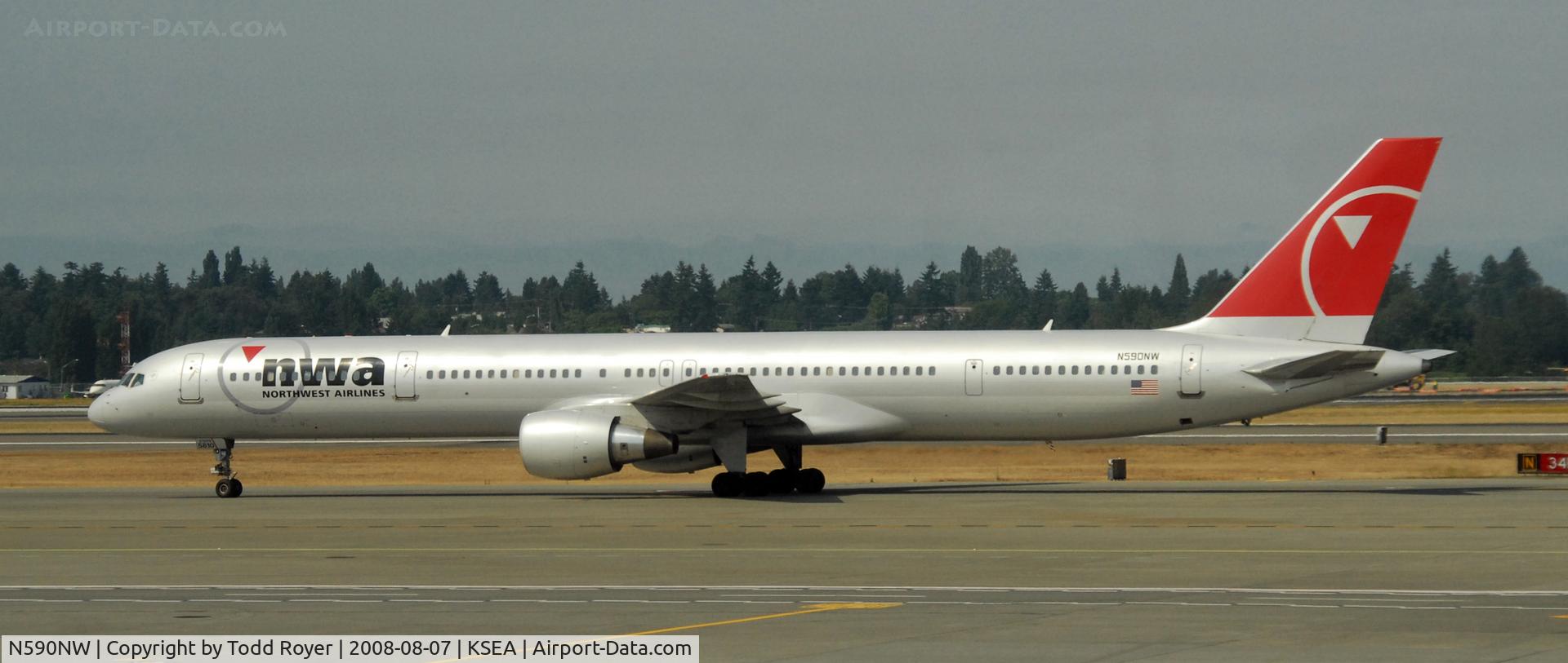 N590NW, 2003 Boeing 757-351 C/N 32990, Taxi to gate