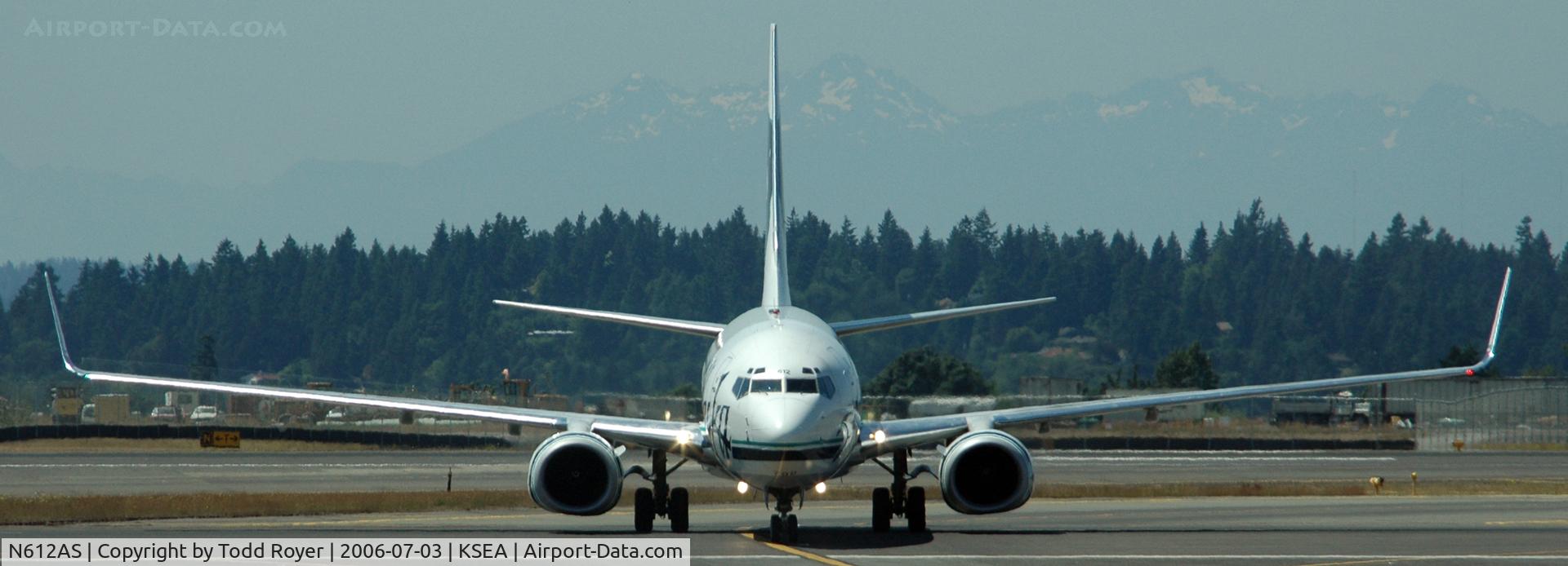 N612AS, 1999 Boeing 737-790 C/N 30162, Taxi to gate