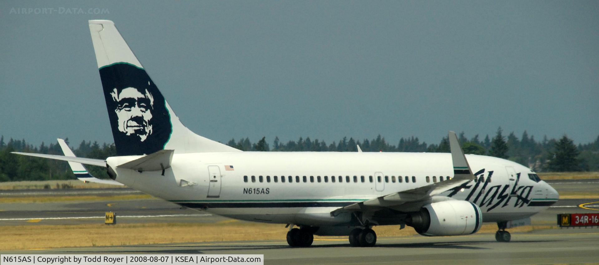 N615AS, 2000 Boeing 737-790 C/N 30344, Taxi to gate