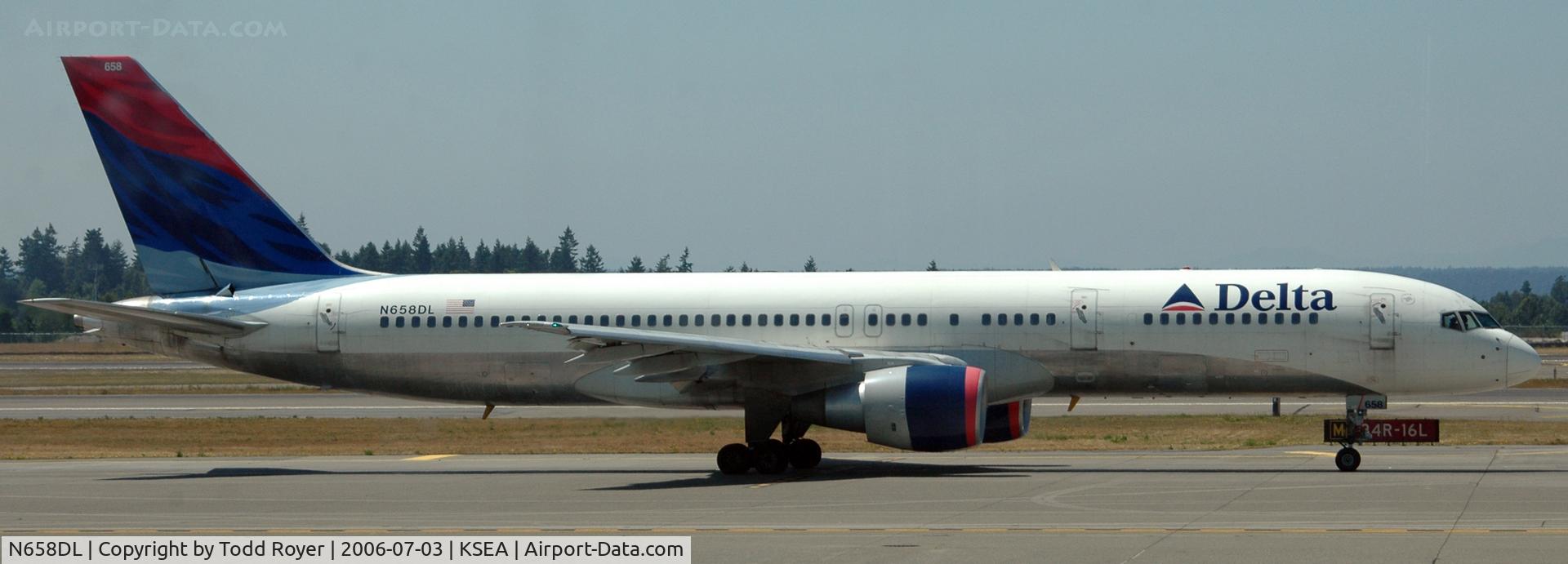 N658DL, 1990 Boeing 757-232 C/N 24420, Taxi for departure