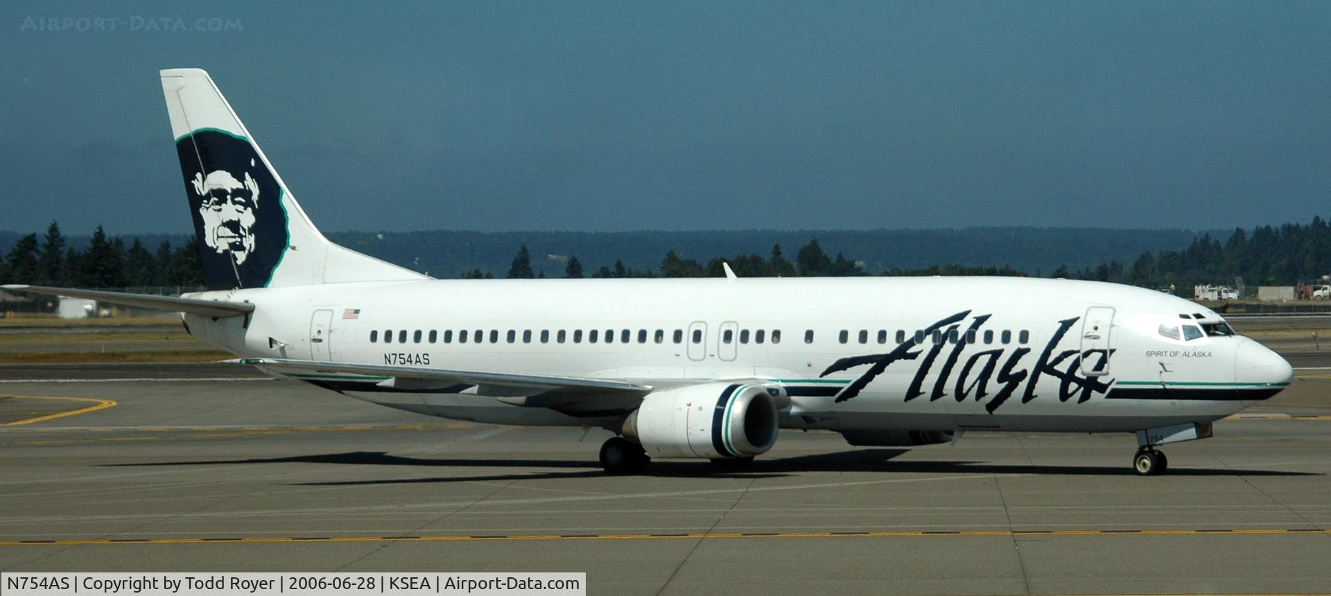 N754AS, 1992 Boeing 737-4Q8 C/N 25095, Taxi to gate