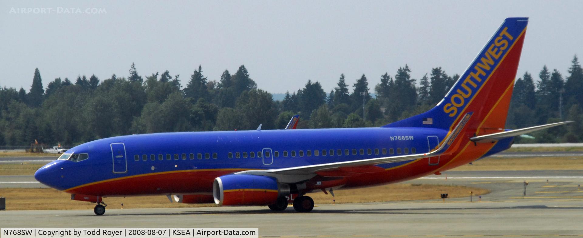 N768SW, 2000 Boeing 737-7H4 C/N 30587, Taxi to gate