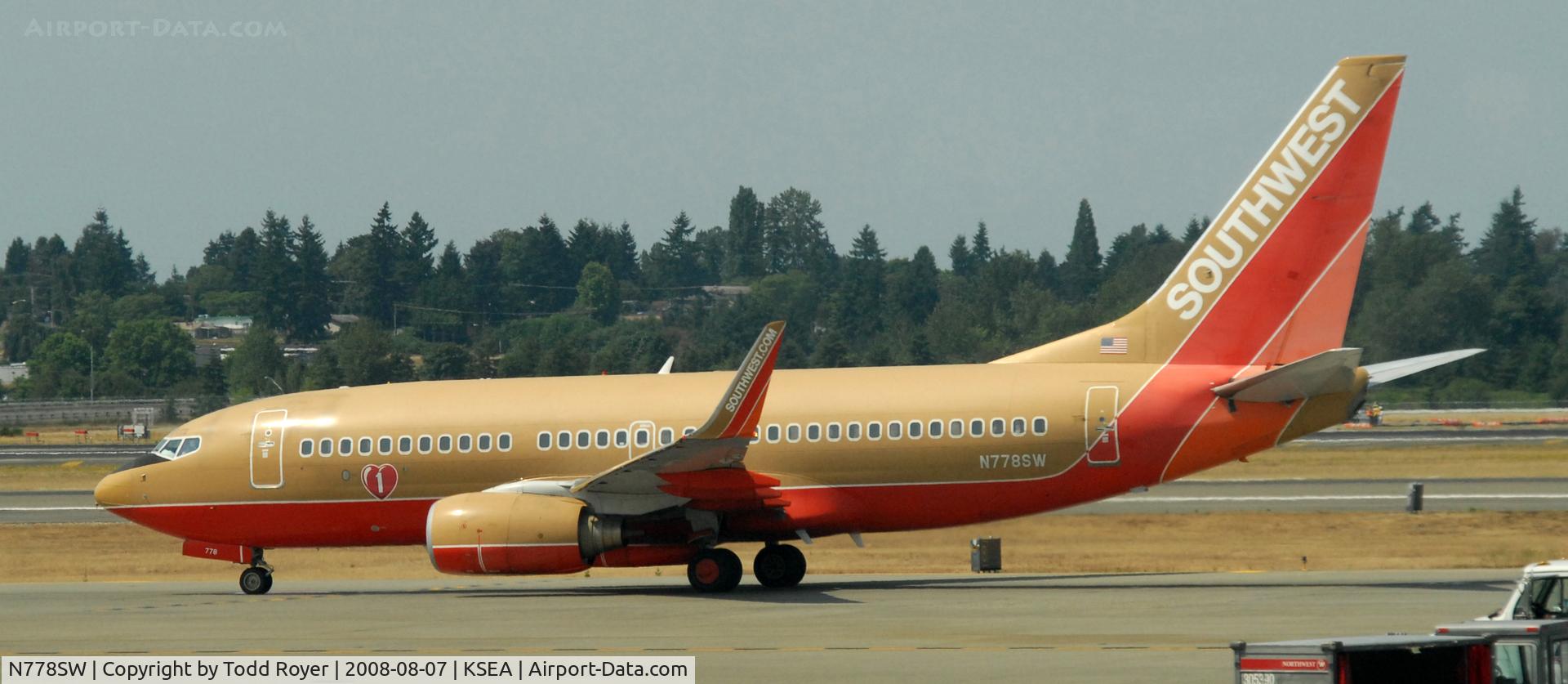 N778SW, 2000 Boeing 737-7H4 C/N 27883, Taxi to gate