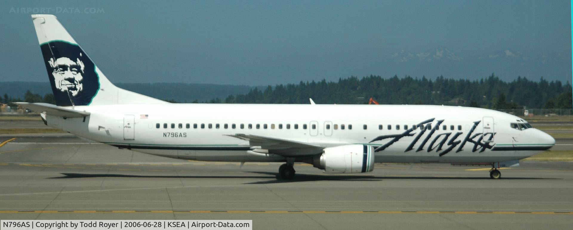 N796AS, 1998 Boeing 737-490 C/N 28891, Taxi to gate
