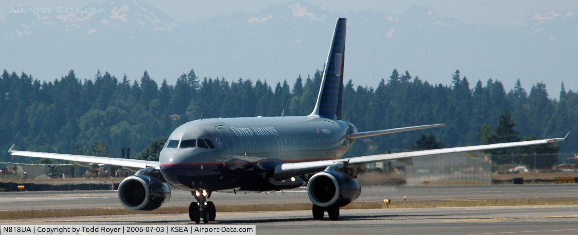 N818UA, 1998 Airbus A319-131 C/N 882, Taxi to gate