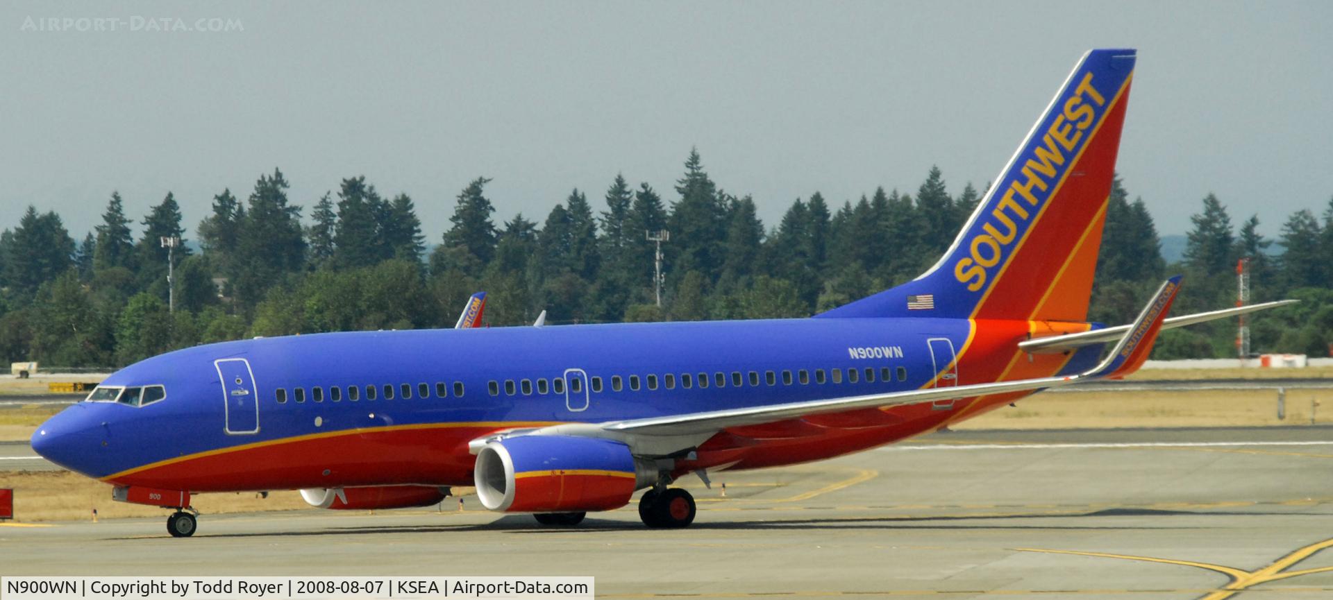 N900WN, 2007 Boeing 737-7H4 C/N 32544, Taxi to gate