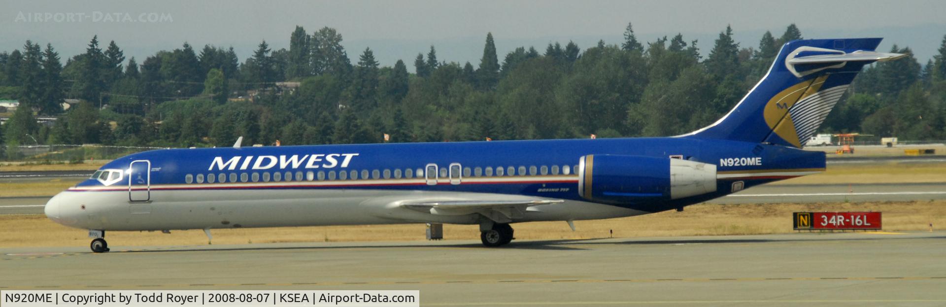 N920ME, 2004 Boeing 717-2BL C/N 55182, Taxi to gate