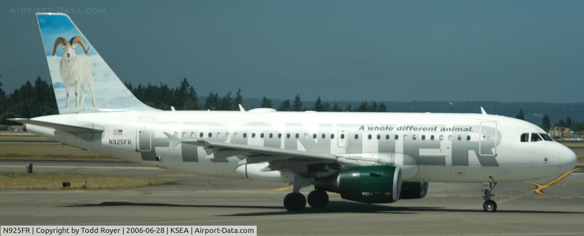 N925FR, 2004 Airbus A319-111 C/N 2103, Taxi for departure