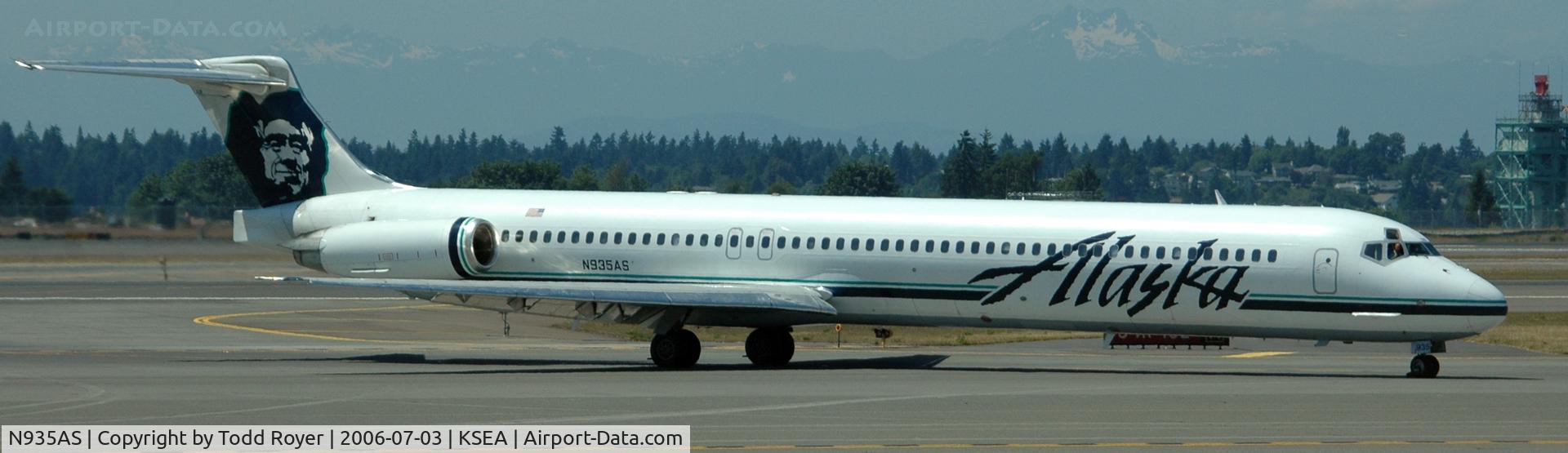 N935AS, 1985 McDonnell Douglas MD-82 (DC-9-82) C/N 49236, Taxi to gate