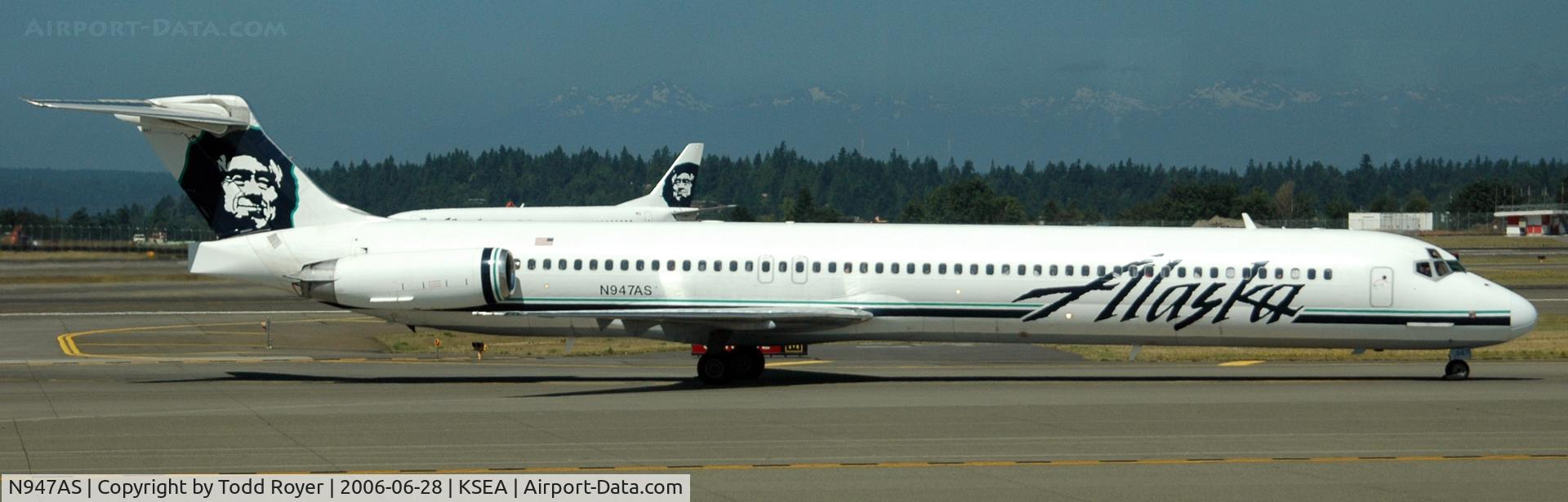 N947AS, 1990 McDonnell Douglas MD-83 (DC-9-83) C/N 53020, Taxi to gate
