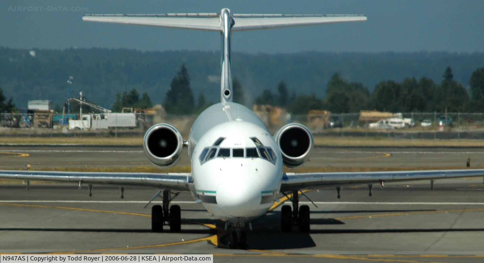 N947AS, 1990 McDonnell Douglas MD-83 (DC-9-83) C/N 53020, Taxi to gate