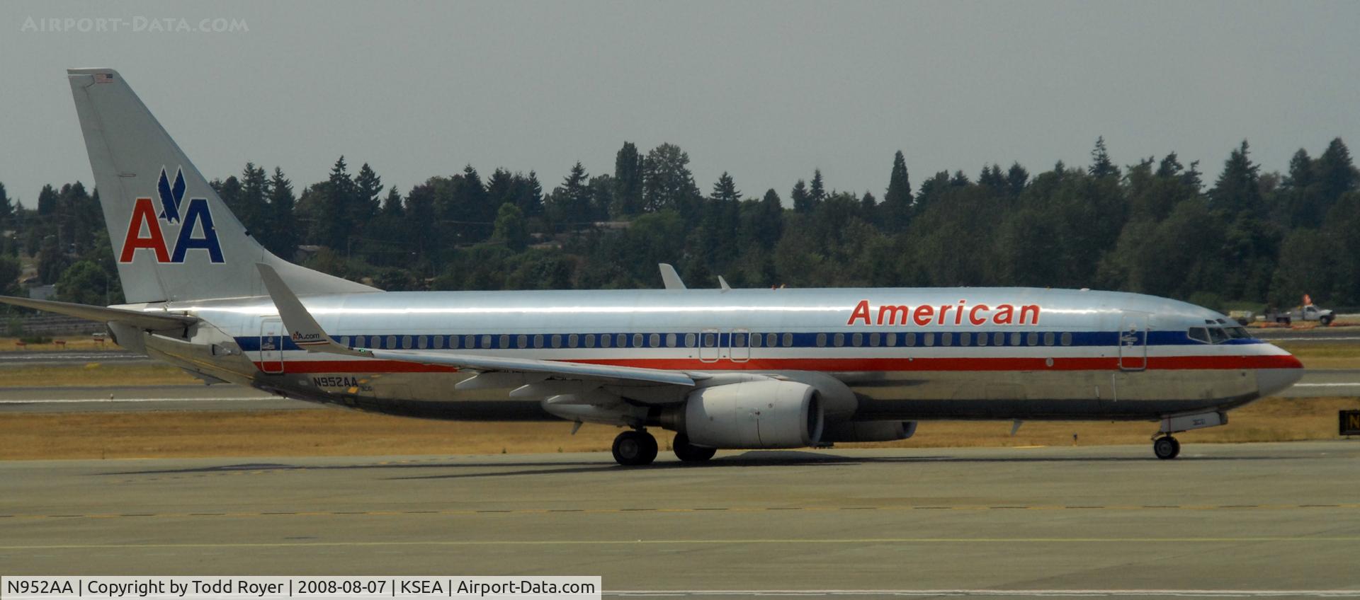 N952AA, 2000 Boeing 737-823 C/N 30088, Taxi for departure