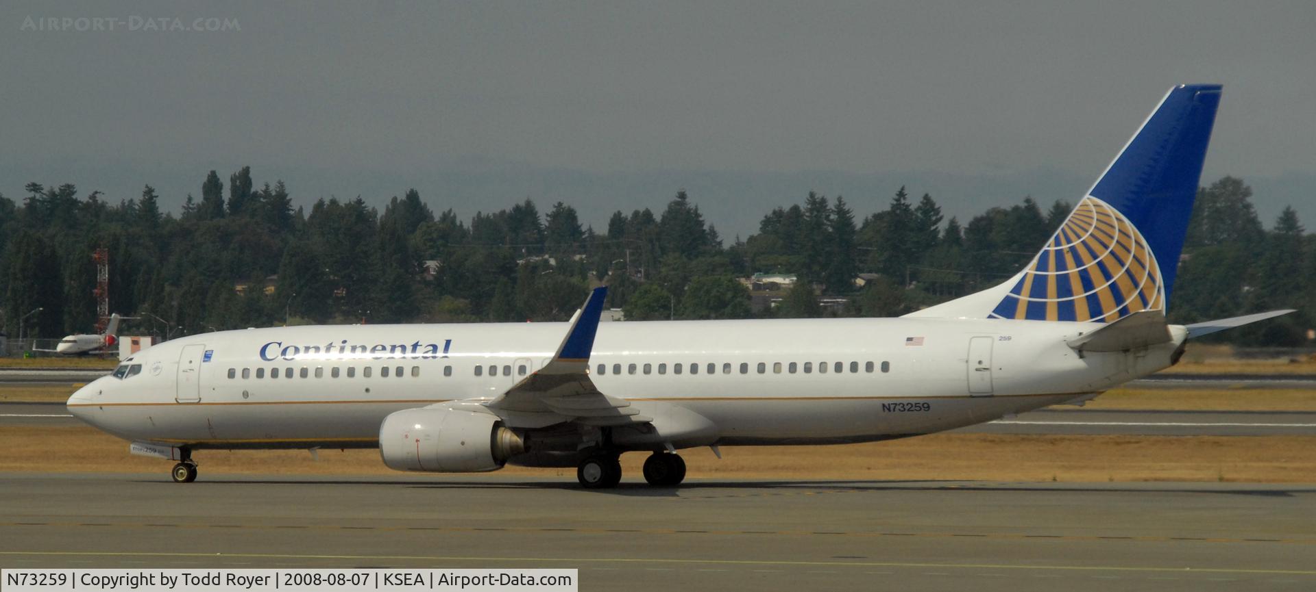 N73259, 2001 Boeing 737-824 C/N 30803, Taxi to gate