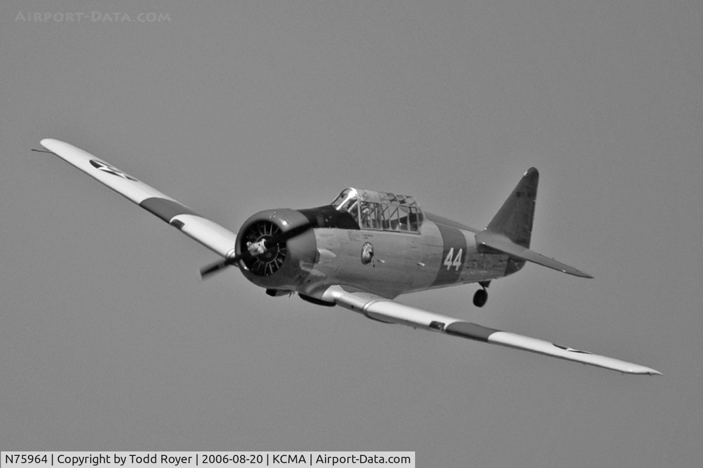 N75964, 1943 North American SNJ-4 Texan C/N 88-9830, Camarillo Airshow 2006
