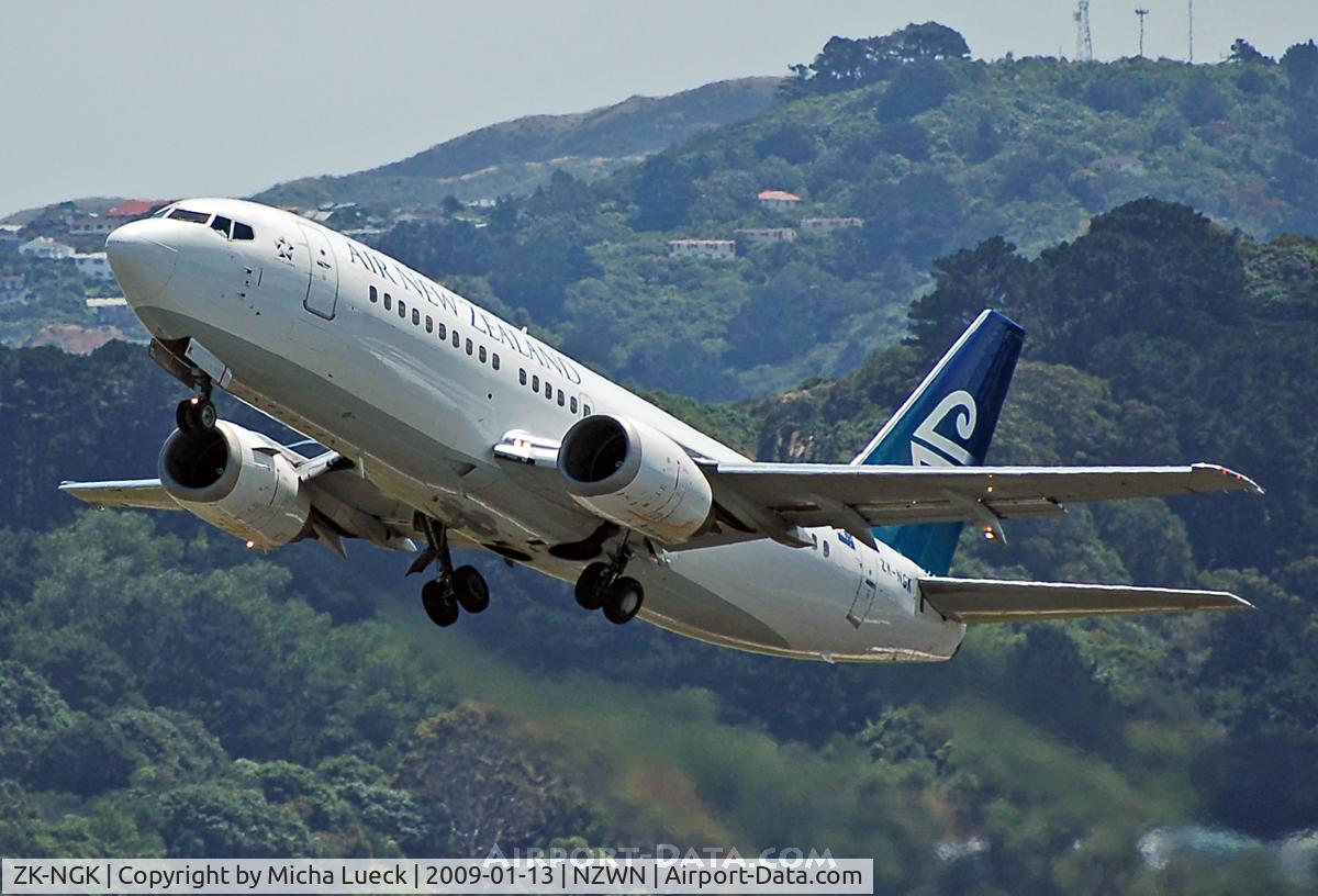 ZK-NGK, 1995 Boeing 737-3K2 C/N 26318, Climbing out of Wellington